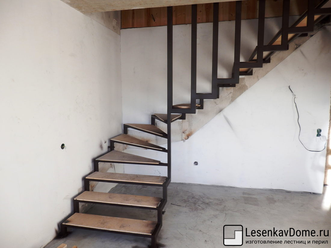 Пока не завершён ремонт на лестнице используются временная ступенная доска из фанеры