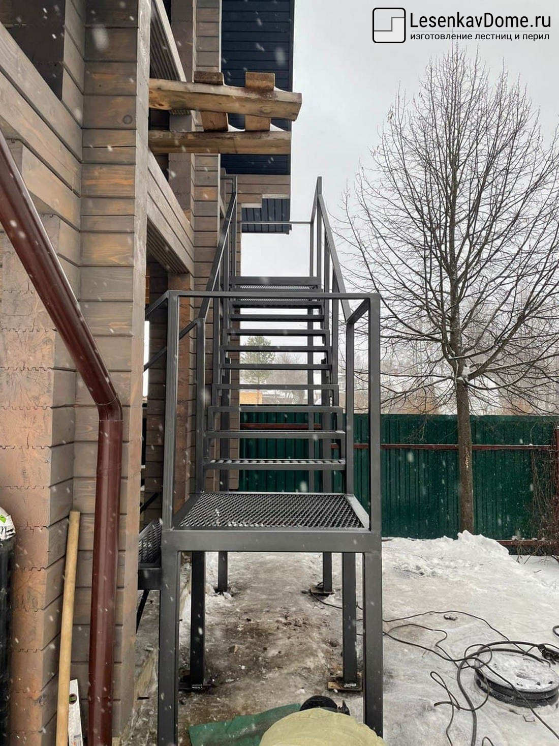 Лестница уличная из металла со ступенями из листа ПВЛ