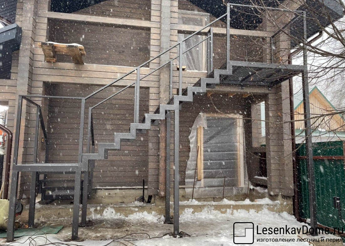 Лестница уличная из металла со ступенями из листа ПВЛ