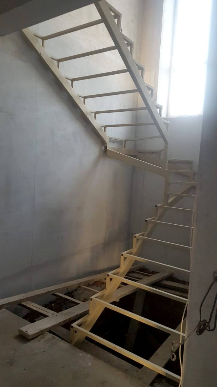 Каркас лестницы из металла готовый к монтажу ступеней и зашивке