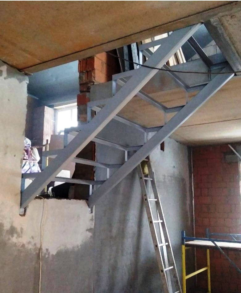 Металлический каркас для лестницы на второй этаж