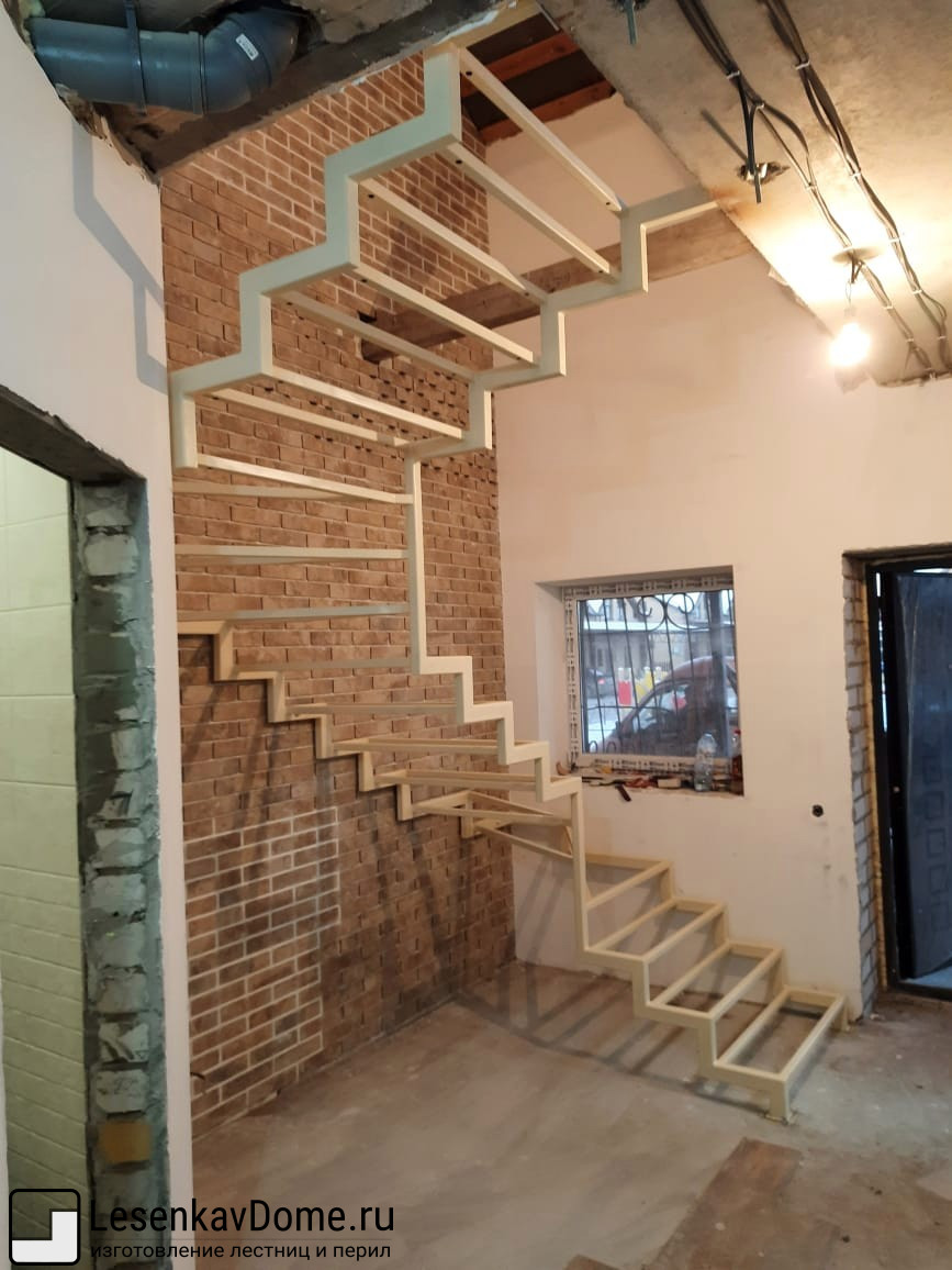 Лестница на металлокаркасе (ломаный косоур) готовая к установке деревянных ступеней